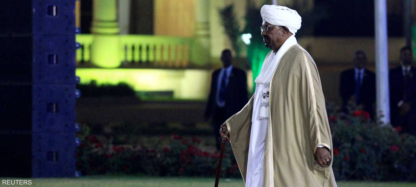 الجيش عزل البشير واحتجزه وأعلن مجلسا عسكريا لإدارة البلاد