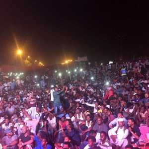 آلاف المتظاهرين كسروا حظر التجول