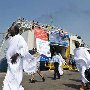 صورة أرشيفية لمعتمرين سودانيين في ميناء جدة الإسلامي