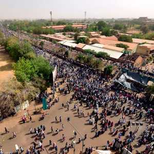 تدفق مستمر لساحة الاعتصام