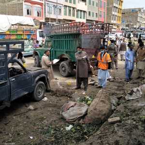 جانب من آثار الانفجار الذي استهدف سوقا للخضار.