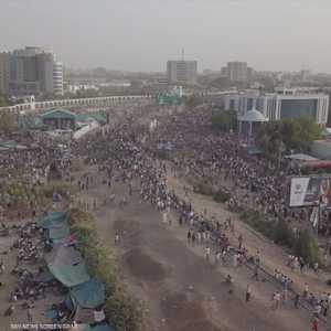 تجمعات كبيرة للمتظاهرين السودانيين أمام مقر الجيش