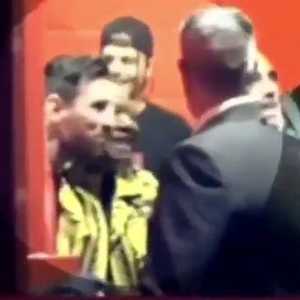 والدة نجم مانشستر يونايتد تعانق ميسي وتهتف باسمه