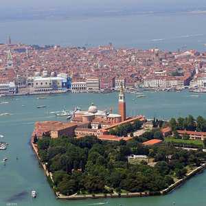 العديد من المنازل تظل خاوية لأن الناس يضطرون للرحيل