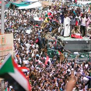 أعداد كبيرة من المتظاهرين حول مقر قيادة الجيش