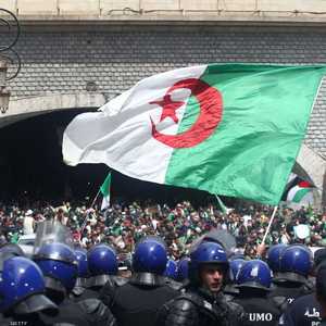 تسعى الشرطة لعرقلة المتظاهرين في الجزائر