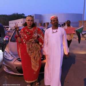 عروسان يشاركان في المظاهرات بالسودان