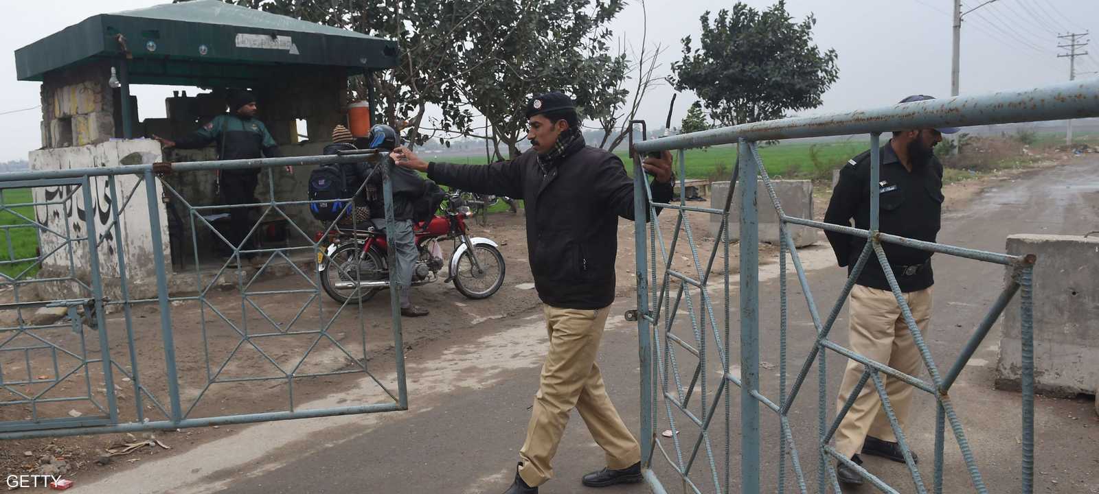 الفتاة قالت إن الشرطي صور اغتصابها