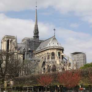 كنيسة نوتردام في باريس قبل الحريق المدمر