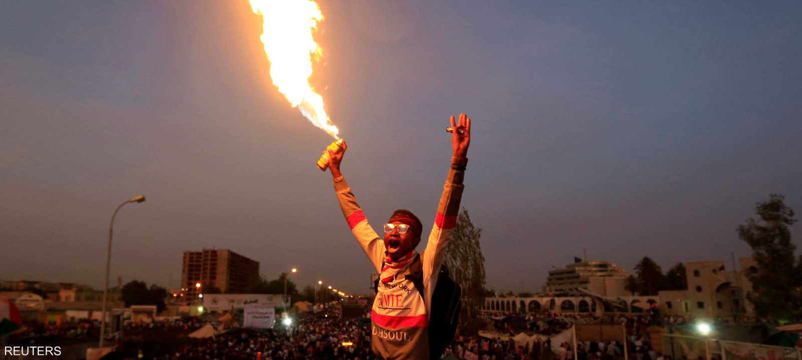 المحتجون يطالبون بحكومة مدنية في أسرع وقت
