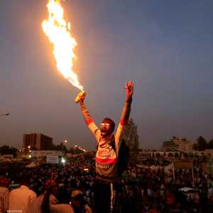 المحتجون يطالبون بحكومة مدنية في أسرع وقت