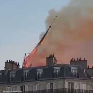 لحظة انهيار برج كاتدرائية "نوتردام"