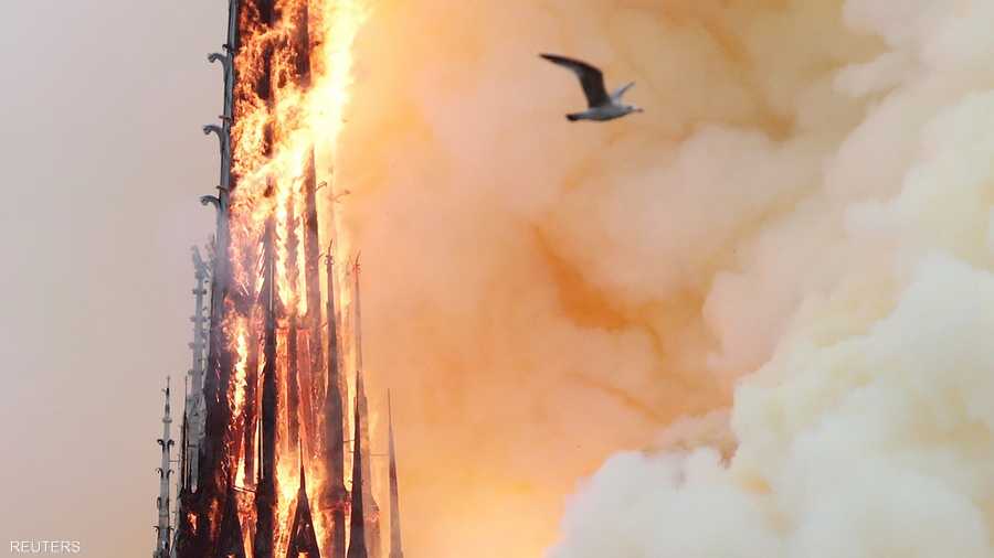 وقد أدّت النيران إلى انهيار برج الكاتدرائية القوطية التي شيدت بين القرنين الثاني عشر والثالث عشر.