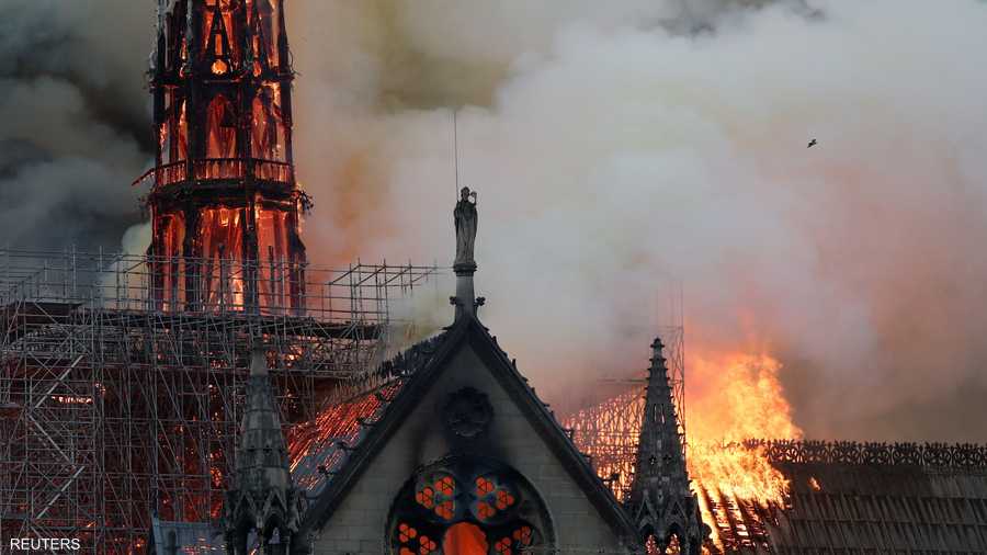واندلع حريق ضخم لم تعرف أسبابه بعد قبيل الساعة السابعة مساء في الكاتدرائية التاريخية.