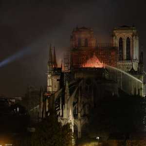 صعوبات كبرى في السيطرة على حريق الكاتدرائية التاريخية