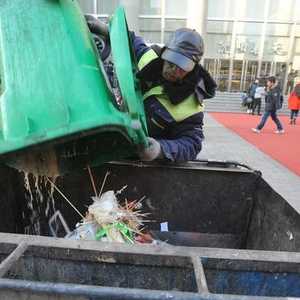 العامل تبرع على مدار 30 عاما للأطفال الفقراء.