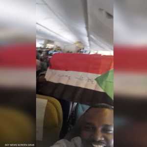 سودانيون يتظاهرون على متن طائرة
