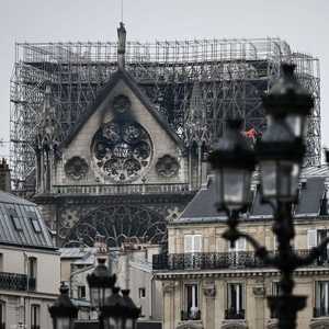 آثار الحريق بادية على كاتدرائية نوتردام