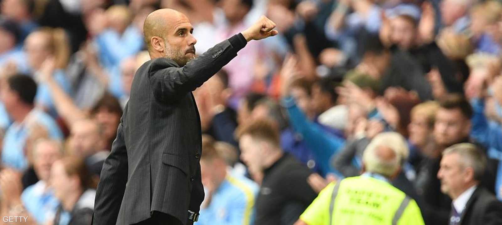 غوارديولا يحيي جمهور مانشستر ستي