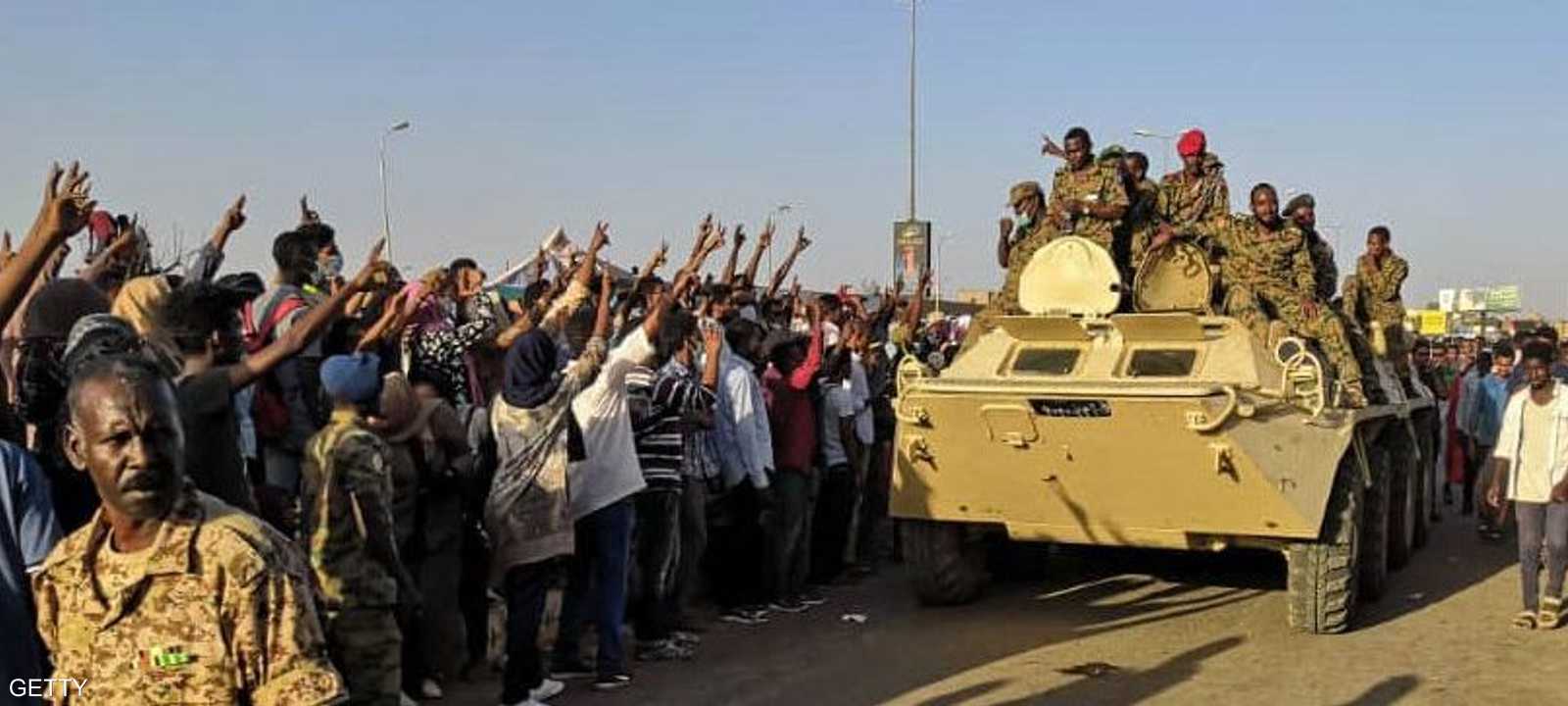 متظاهرون يحيون عناصر من الجيش السوداني - أرشيفية