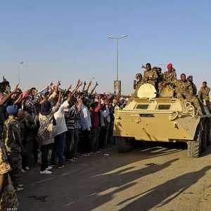 متظاهرون يحيون عناصر من الجيش السوداني - أرشيفية