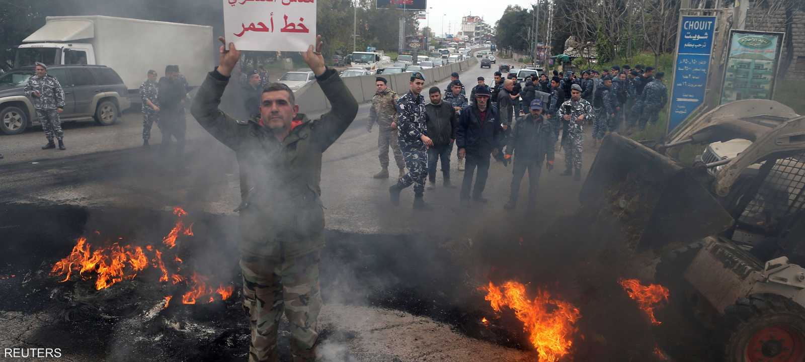 عسكري لبناني متقاعد يتظاهر احتجاجا على أي تقليص يطال الرواتب