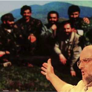 قاسمي يشير إلى صورة تجمعه مع مقاتلين إبان حرب البوسنة