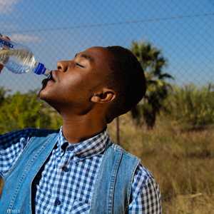 يساعد الماء على التخلص من السموم