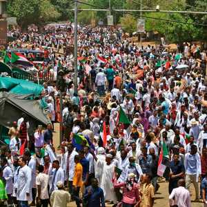 تجمع المهنيين طالب السودانيين بمواصلة الاعتصام.