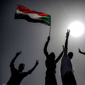 متظاهرون يرفعون علم السودان - أرشيفية