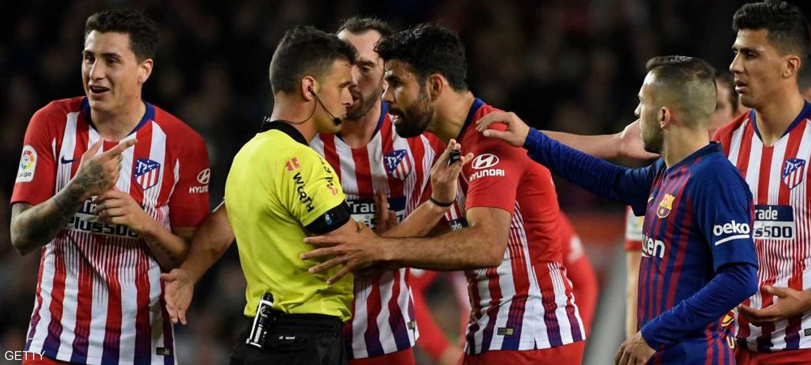 دييغو كوستا خلال مشادة مع الحكم