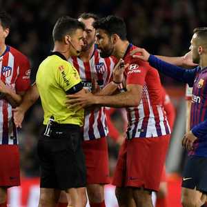 دييغو كوستا خلال مشادة مع الحكم