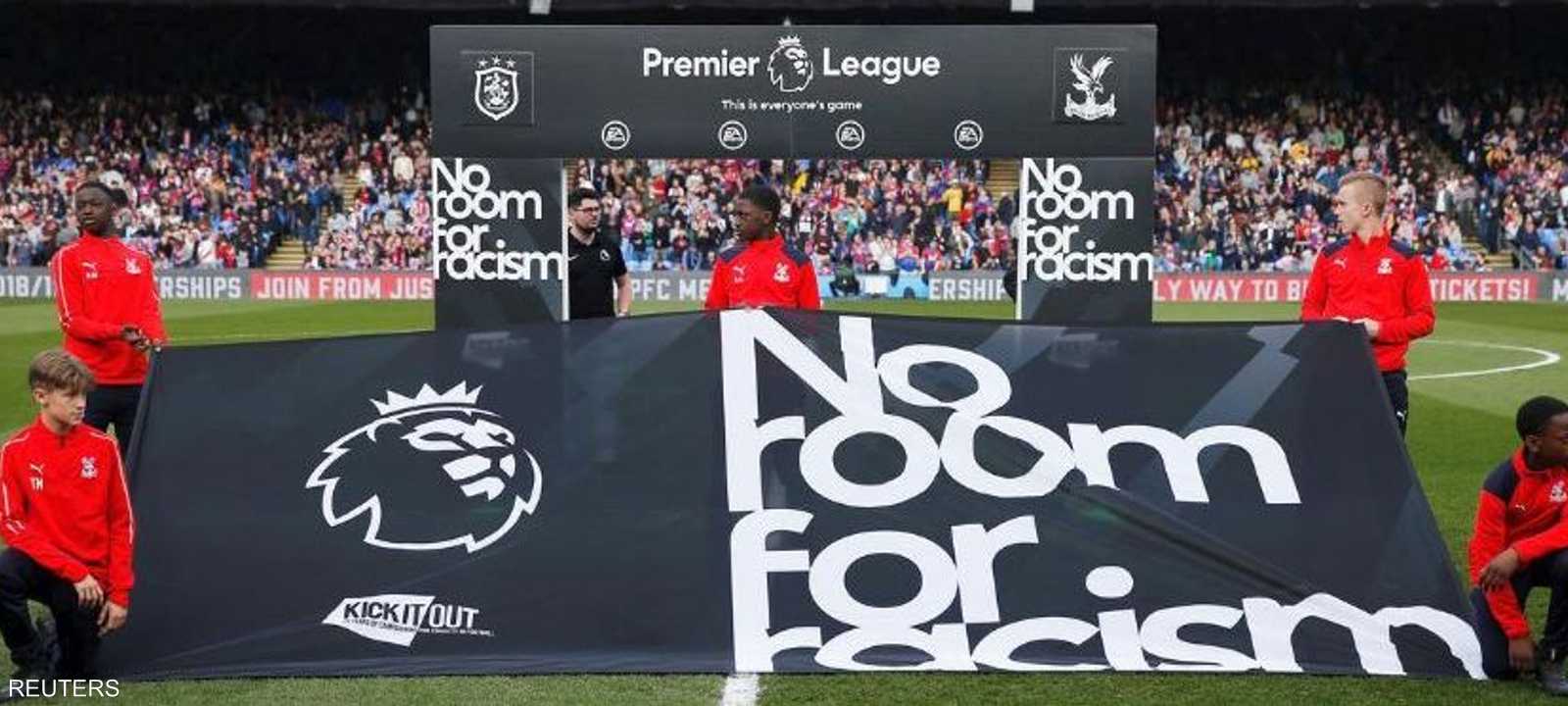 باتت العنصرية داءً منتشرا في الملاعب الأوروبية