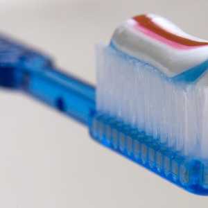 اعتادت أسرة دينيس على قراءة ملصقات معجون الأسنان