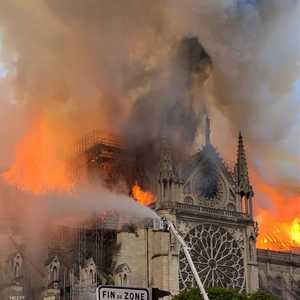 اندلع حريق ضخم في كاتدرائية نوتردام الاثنين الماضي