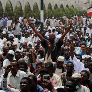 المتظاهرون يطالبون بانتقال الحكم إلى مجلس مدني