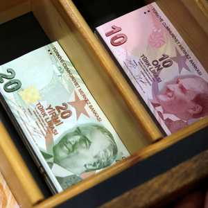 الليرة التركية تهبط واحتياطي النقد يزيد الغموض