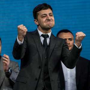 استطلاعات الرأي ترجح فوز الممثل الكوميدي على الرئيس الحالي.