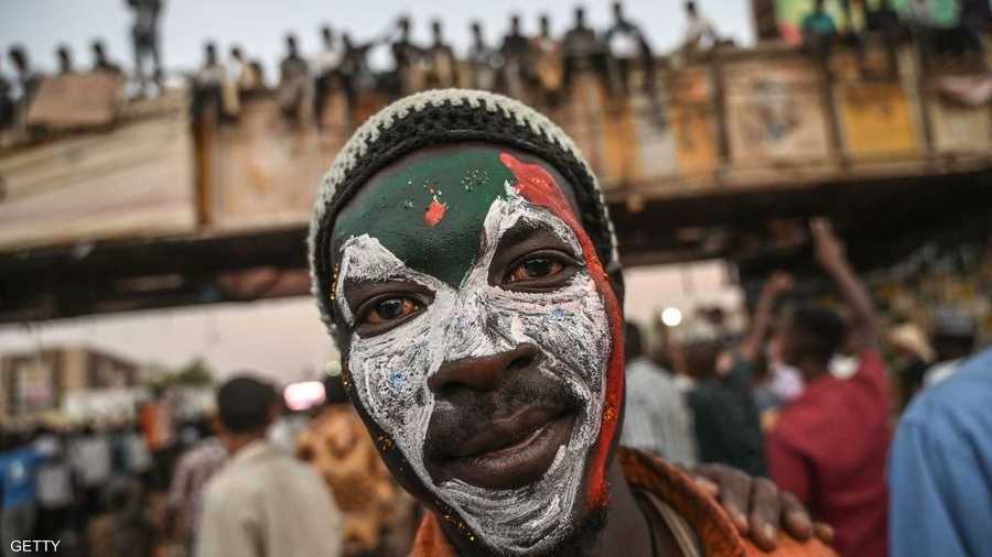 يعتصم المحتجون السودانيون أمام مقر قيادة الجيش في الخرطوم