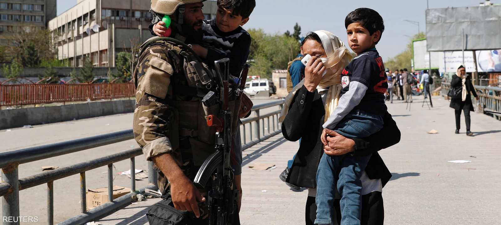 عسكري أفغاني يخلي مدنيين حوصوا داخل مقر وزارة الاتصالات