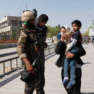 عسكري أفغاني يخلي مدنيين حوصوا داخل مقر وزارة الاتصالات