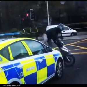 عصابة تهاجم سيارة شرطة في الشارع العام