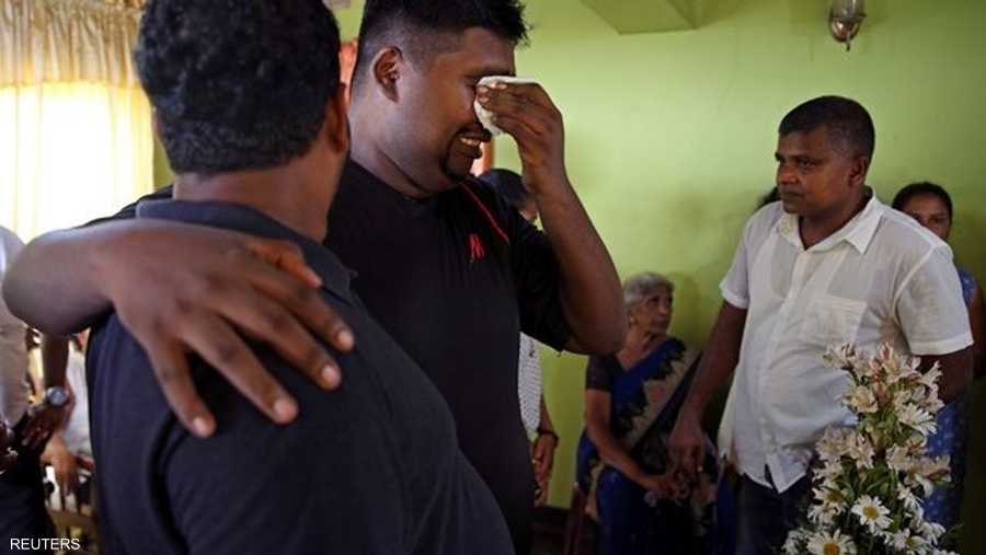 وكشف خبير في الطب الشرعي بالحكومة السريلانكية أن سبعة مفجرين انتحاريين نفذوا الهجمات المتزامنة.