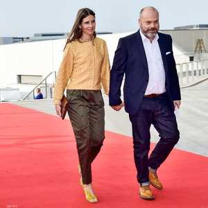 الملياردير الدنماركي آندرس هولش بولسن برفقة زوجته