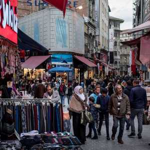 متسوقون في إسطنبول