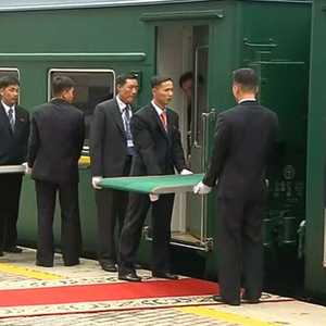 ارتباك حراس كيم بعد توقف القطار في المكان الخطأ