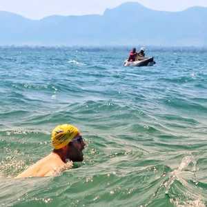 سبح مارتن هوبس لمسافة 581 كيلومترا تقريبا