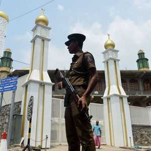 عنصر من الشرطة السريلانكية يحرس مسجدا في منطقة كاندي