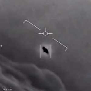 لقطة من فيديو رفع البنتاغون السرية عنه يظهر طبقا طائرا