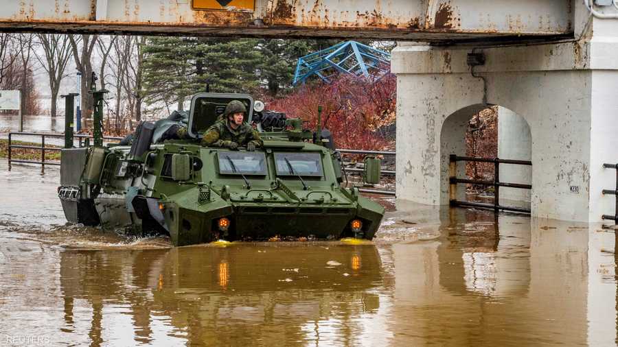 بحسب موقع إلكتروني حكومي، أودت الفيضانات بحياة شخص، وأرغمت ما يزيد على 900 على مغادرة منازلهم في إقليم كيبيك.